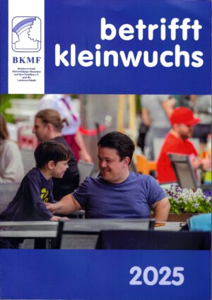 Titelblatt der Zeitschrift „betrifft kleinwuchs" 2025 – ein kleinwüchsiger Erwachsener sitzt lächelnd mit einem Kind an einem Tisch im Freien