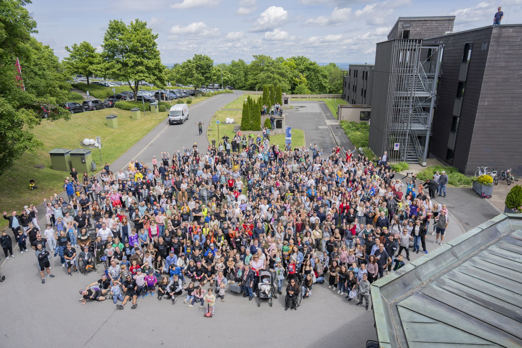 Gruppenfoto vor dem Rhönpark Hotel. Kleinwuchsforum 2025