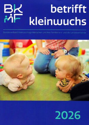 Titelblatt der Zeitschrift ‚betrifft kleinwuchs' 2025: Zwei Babys liegen auf dem Boden und schauen sich an, im Hintergrund Spielzeug und eine kniende Person